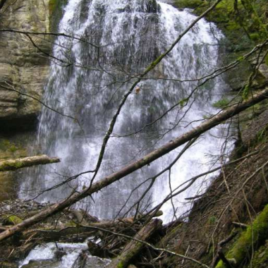 The loop of the Château de Menthon - Montviard waterfalls