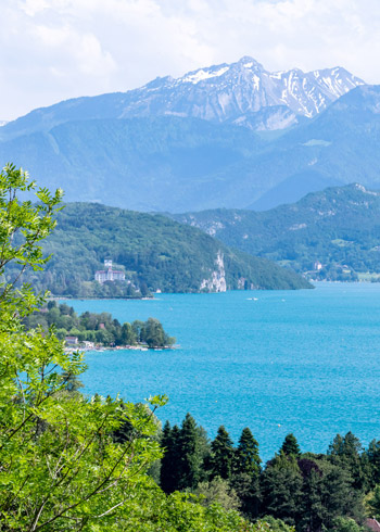 Une vue sur le lac d'Annecy entre vert, bleu et blanc