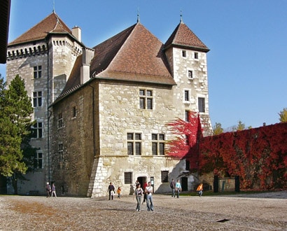 L'Observatoire Régional des Lacs Alpins dans la cour du Musée-Château