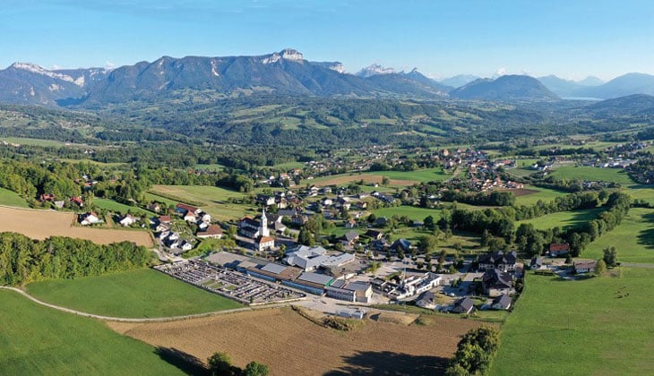 Vue aérienne du village de Groisy