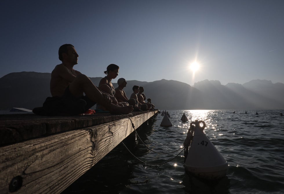 Exercice de respiration au bord du lac d'Annecy