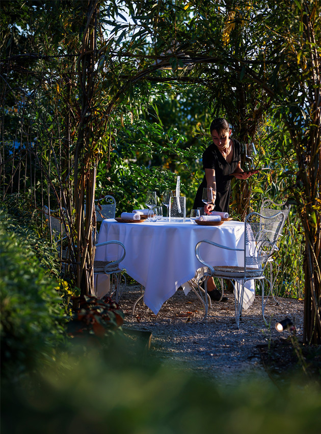 Table beneath the pergola at Le Cortil