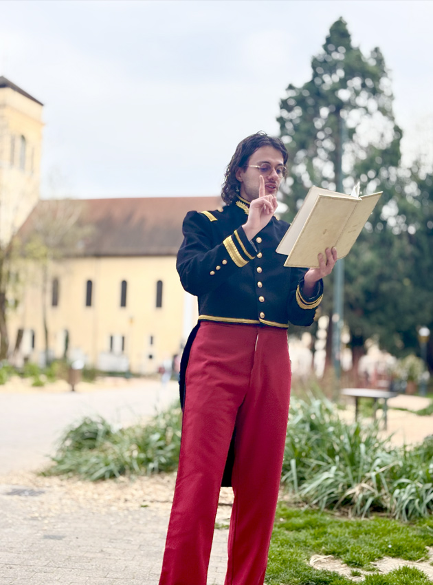 Guiding tours in costume